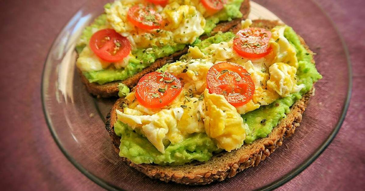 Tostadas con palta, huevo y tomate